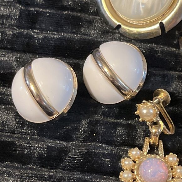 3 Pairs Vintage Sarah Coventry Clip On Earrings Opal Glass Faux Pearl Cabochon - Picture 3 of 9